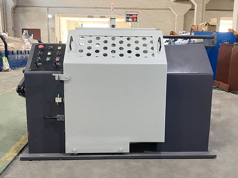 W jaki sposób maszyna do nawijania szpul radzi sobie ze zmianami grubości lub gęstości materiału i czy ma możliwość odpowiedniego dostosowania naprężenia uzwojenia?