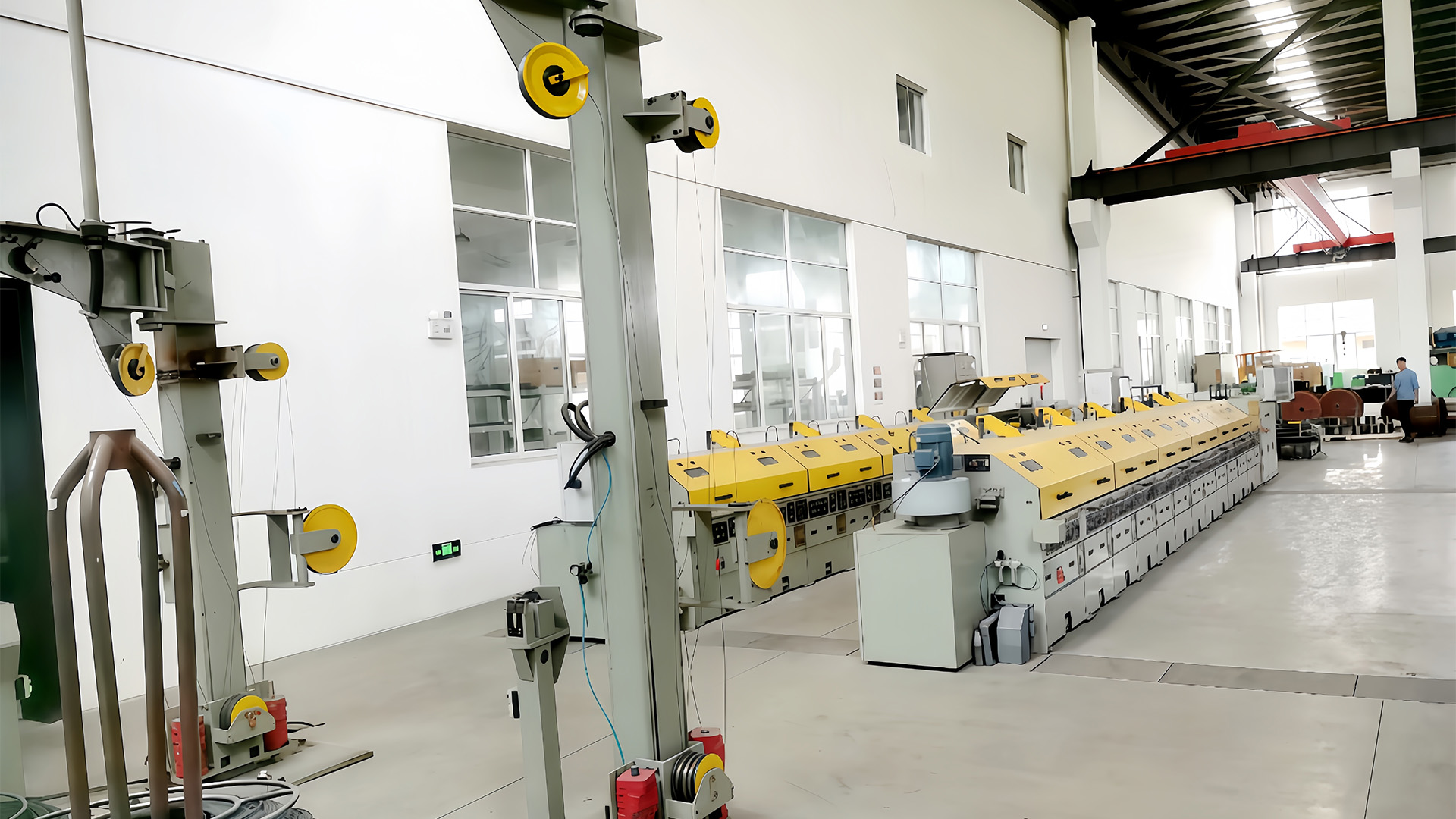 W jaki sposób maszyna do spłacania drutu utrzymuje kontrolę naprężenia drutu, aby zapobiec rozciąganiu lub deformacji drutu podczas spłacania?