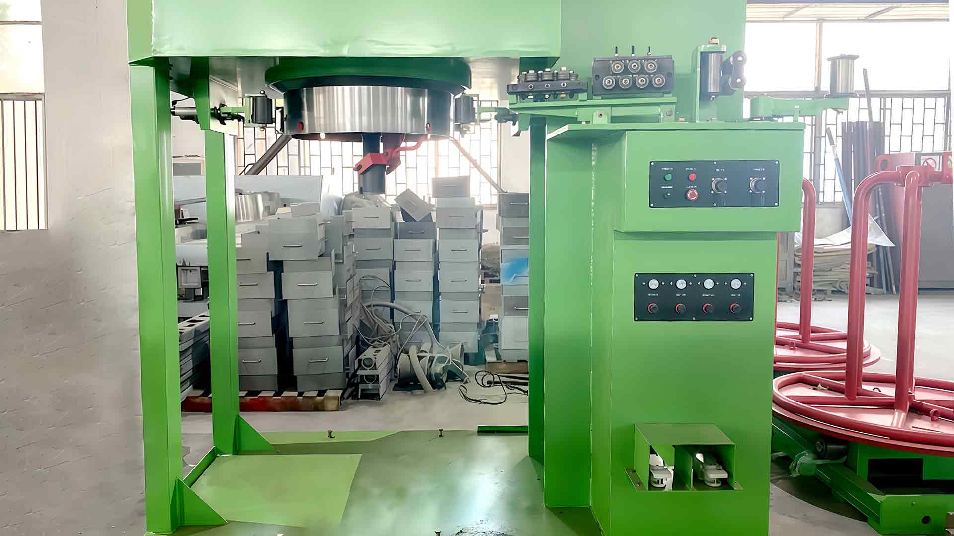 W jaki sposób maszyna do ciągnienia drutu w zbiorniku wodnym radzi sobie z defektami powierzchni drutu, takimi jak zadrapania, utlenianie lub mikropęknięcia podczas procesu ciągnienia?