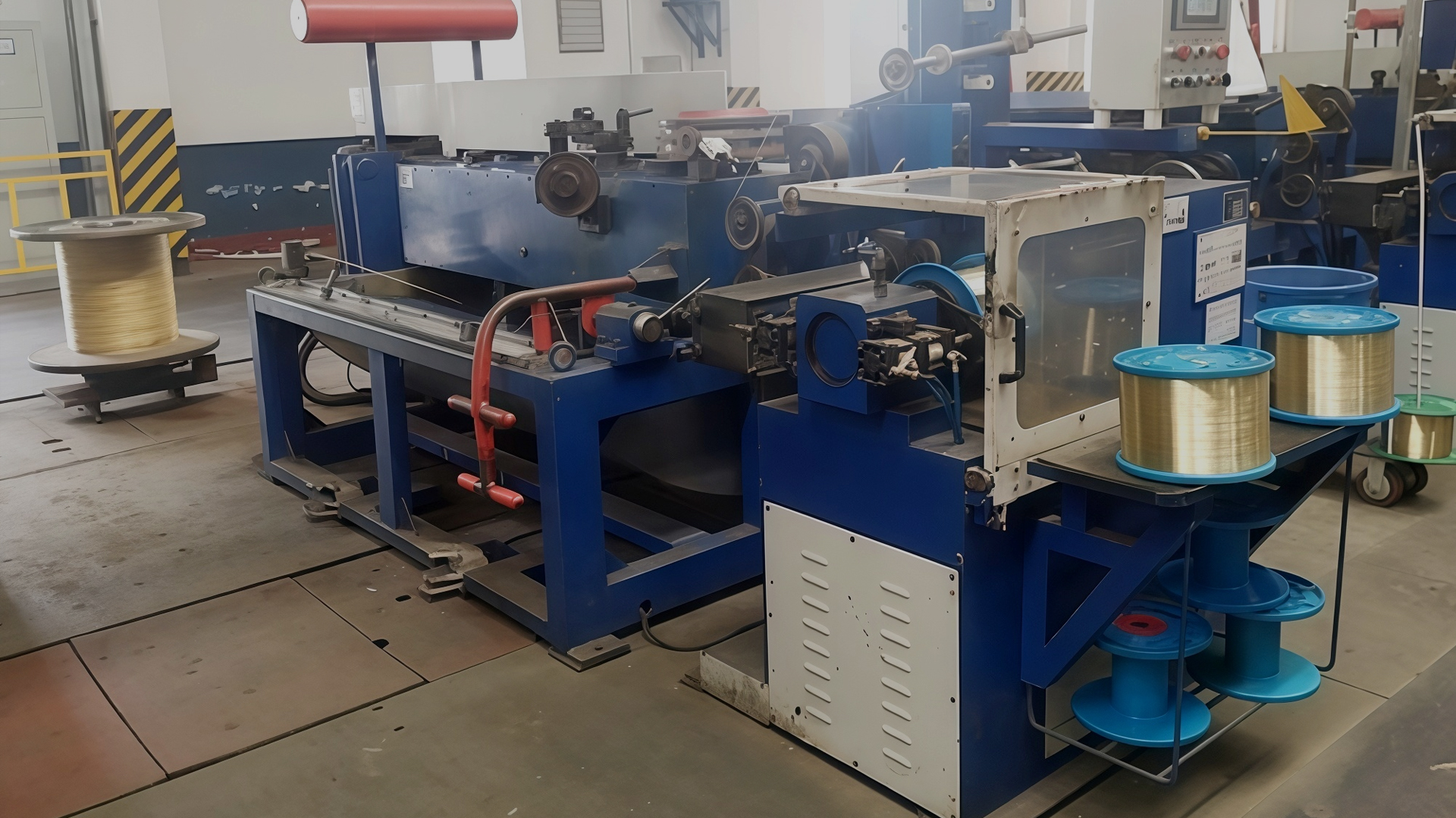 Jakiego rodzaju układu chłodzenia używa maszyna do ciągnienia drutu podczas operacji z dużą prędkością?